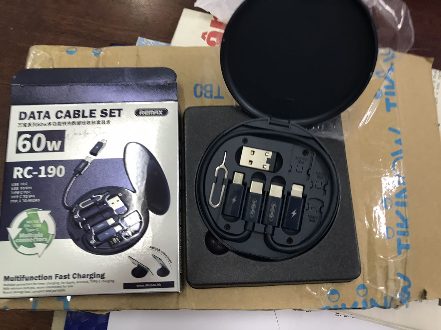 Đẹp, nhưng chỉ 2 loại đầu sạc, phải thiết kế đủ 3 loại đầu sạc thì hay hơn, mà cũng không có củ sạc. Nhưng mà sản phẩm đẹp, nhẹn sạc ok Đẹp, nhưng chỉ 2 loại đầu sạc, phải thiết kế đủ 3 loại đầu sạc thì hay hơn, mà cũng không có củ sạc. Nhưng mà sản phẩm đẹp, nhẹn sạc ok