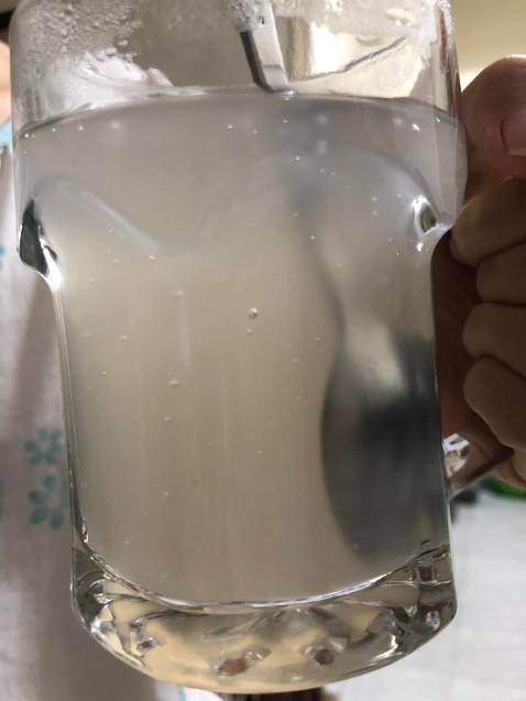 Bột sắn lúc pha có màu nâu nhạt, mùi và vị cũng như đồ để lâu.
Vì lỡ mua nhiều nên đành phải cắn răng mà uống :((((