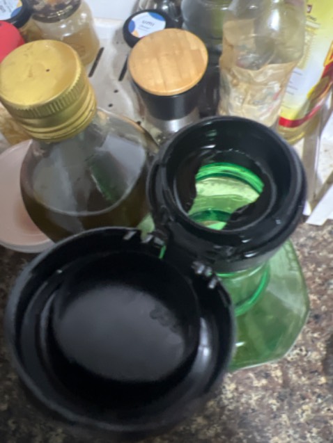 Hàng nhập nước ngoài sao nắp quá tệ,mở ra bị bể giống nhựa tái chế,dầu có mùi khét không như chai mua của shop khác,nhãn mác dán sơ sài,chán.