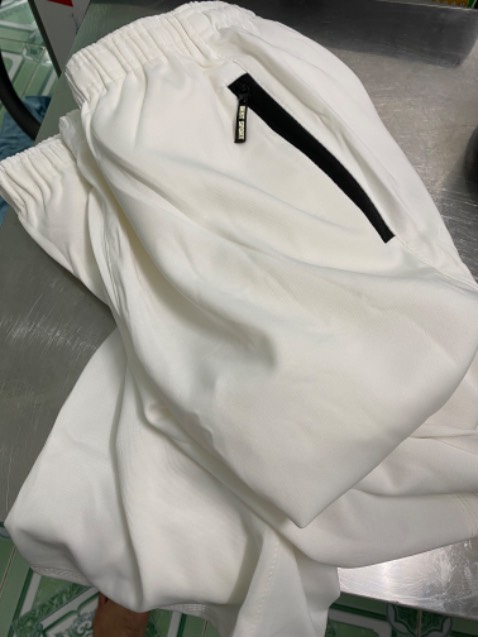 Chất lượng vải tốt,mặc vào thoáng mát,chỉ có sợi dây kéo túi kiểu có hàng chữ lớp mỏng ,mình dùng đồ nghề tháo lớp mỏng thun ra thì sợi dây kéo khoá túi nó dễ dàng(giải thích hơi khó tí)công ty nên may khéo khóa túi loại bình thường thì dễ khéo khóa hơn,vì mình đã mua vài lần rồi nên biet.