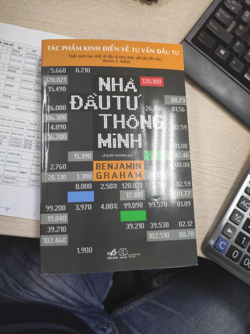 Nội dung sách thì mình không nói, nhưng chất lượng sách không phải là giấy tốt. Gáy sách đóng rất yếu. Nhưng với mức giá rẻ thì chấp nhận được. Đọc vài lần là sẽ bị bung gáy