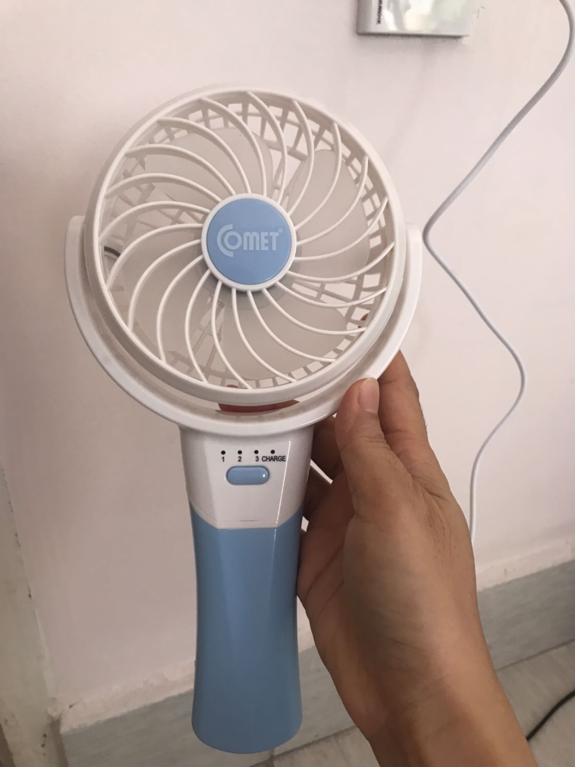 Mình mới nhận quạt này vào t2 25/5
Nay mới mở hàng và sạc pin thấy đèn báo lúc nào cũng màu xanh chứ k phải đỏ hay vàng. Đã sạc # 4h rồi nhưng quạt chỉ hoạt động khi có cắm điện, còn rút dây điện thì quạt k hoạt động. Đề nghị Tiki hỗ trợ đổi hàng dùm mình. Cám ơn.