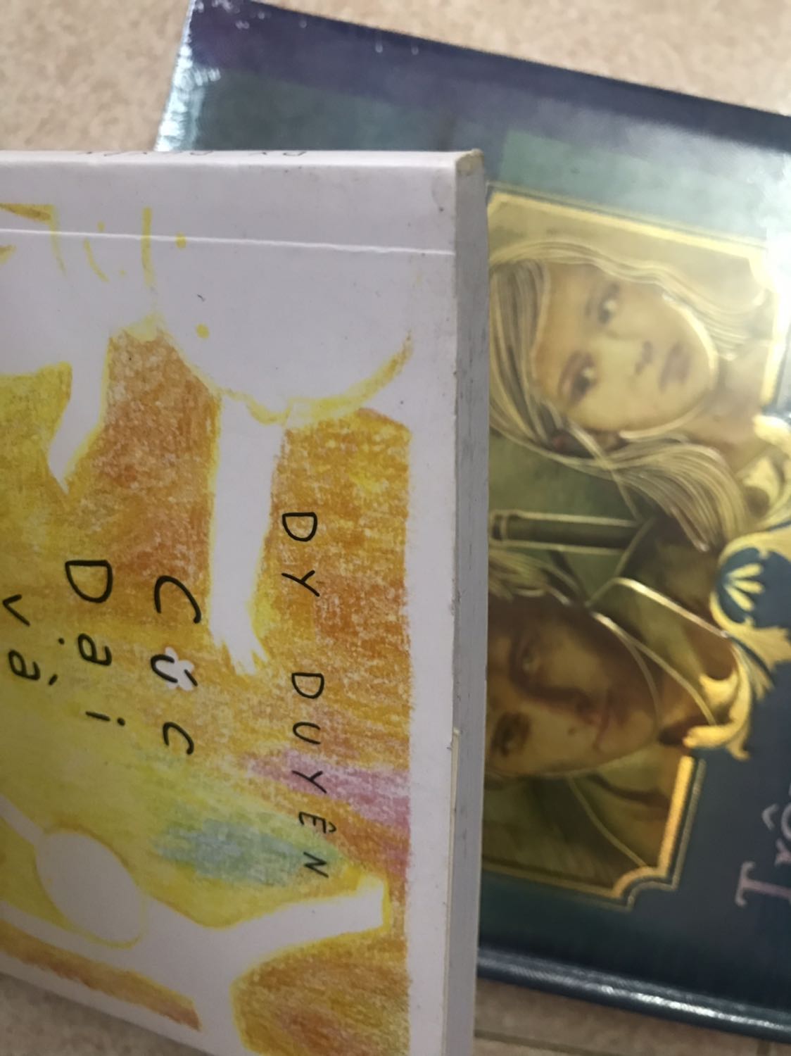 Mình mua tiki từ đợt 30/4 năm nay. Trong 1 tuần thôi mua hết gần 4 triệu tiền sách. Toàn sách cho con gái mình. Trừ những cuốn còn nguyên nilon bên ngoài còn lại chưa có cuốn nào sạch cả. Lần nào cũng mất công lau lại bằng giầy ướt rồi tới giấy khô. Bực kinh khủng nên mình ko mua bên tiki nữa. Tối qua thử mua cuốn này mới xuất bản xem sao thì sáng nay nhận được ntn đây ạ. 
Mà đây ko phải sách xb từ xưa và lưu kho lâu lắm rồi mà nó mới xb xong thôi. 
Sách giá tiền ko cao nhưng mình giữ và yêu sách lắm nên cảm giác rất rất ko thoải mái. Mình muốn nhận 1 cuốn khác ko bị bẩn như cuốn này.