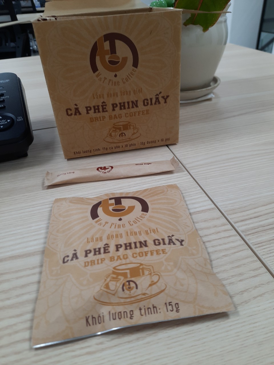 Mình là người rất thích uống cà phê, đã thử rất nhiều loại và mình đã thật sự thích loại Cà phê phin giấy M T , bời vì:  
1. Nó rất thơm
2. Rất tiện lợi cho dân công sở.
3. Có nguồn gốc xuất sử rõ ràng

Thật sự rất hài lòng, cảm ơn Tiki cảm ơn CÀ PHÊ PHIN GIẤY - HƯƠNG VỊ TỪ THIÊN NHIÊN ĐẬM CHẤT RANG MỘC MANG THƯƠNG HIỆU M&T FINE COFFEE