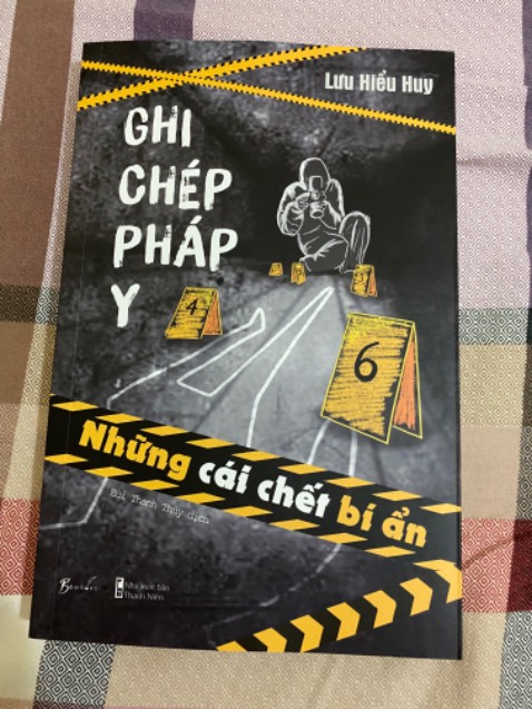 Giao hàng cực kỳ nhanh, vừa đặt trưa hôm trước thì hôm sau đã giao mặc dù mình ở tỉnh xa. Về nội dung cuốn sách khá giống so với bộ truyện Pháp Y Tần Minh, đều đen xem trong mỗi câu chuyện phá án là các kiến thức về pháp y, y học thực tế. Rất hài lòng với chất lượng sách.