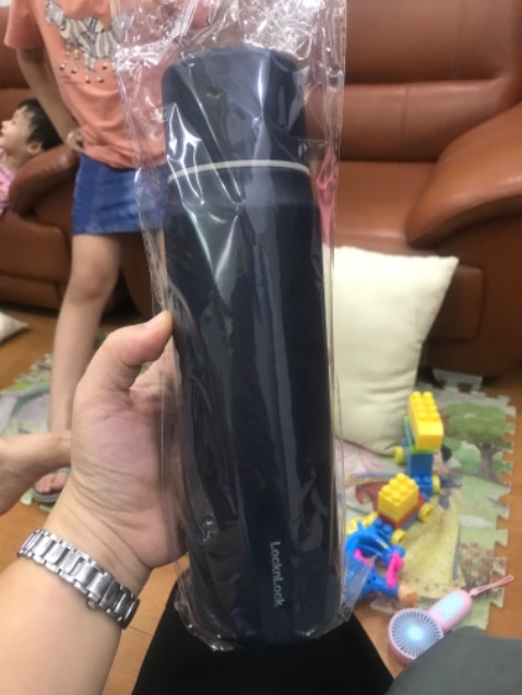 Thật sự bất ngờ vì Tiki giao hàng quá nhanh. Mình đặt lúc 1h sáng mà 9:30 đã nhận được bình về tay. Đóng gói rất cẩn thận, ngoài hộp của sản phầm, Tiki còn đóng thêm 1 hộp carton ở ngoài tránh móp méo nữa! Rất hài lòng về dịch vụ. Bình thì đẹp, cầm chắc tay. Cảm ơn Shop, sẽ còn mua thêm đồ của Shop nữa.