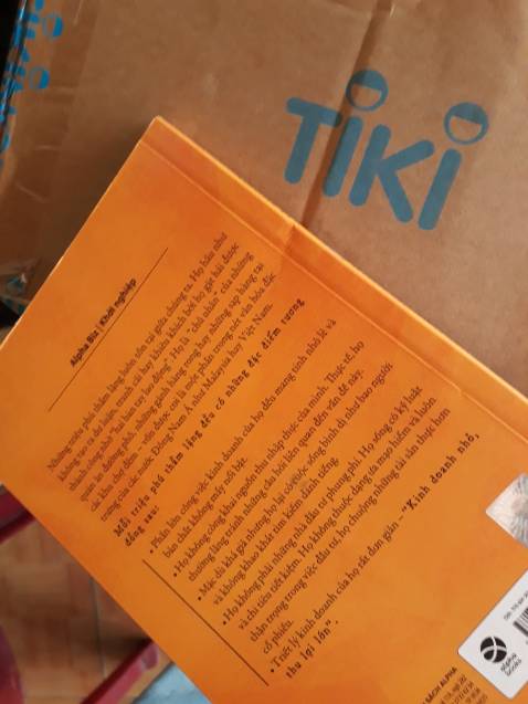Thái độ nhân viên giao hàng kém, từ chối đồng kiểm với lý do tiki không cho đồng kiểm , sách bị dập, gẫy gáy, gẫy bìa.