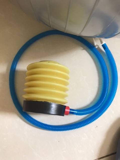 chất lượng ok , bóng dày mỗi tội giao hàng hơi lâu và bơm bóng bằng tay cũng khá mệt , tìm lòi mắt mới thấy nút bóng. Mọi người chú ý nút bóng cũng chính là van để mình bơm khí vào, nó giống kiểu cái chốt màu trắng, để nắp lại cho dễ.

Nói chung là Bóng dày dặn, dùng rất thích, lúc đầu sợ nổ nên bơm xong lại phải rút bớt hơi ra. Cảm ơn, cảm ơn, cảm ơn!