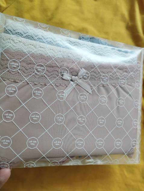 Điện thoại của m hơi cùi bắp chứ bên ngoài nhìn còn đẹp hơn nhá. Có lẽ đây là set quần mà m ưng ý nhất từ trc tới nay. Chỉ cần sờ vào tay thấy mát lạnh mềm mịn là đã ưng cái bụng lắm rồi. Đảm bảo mn cũng thích mê giống mình cho coi. 1 set 3 màu khác nhau co giãn 4 chiều tốt. Giao hàng nhanh, đóng gói cẩn thận. Rất chi là ổn áp