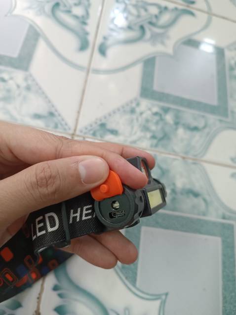 Ánh sáng tốt. Kiểu dáng nhỏ gọn, thiết kế khe cắm sạc sau lớp nhựa che công tắc rất thẩm mỹ. Đáng mua.