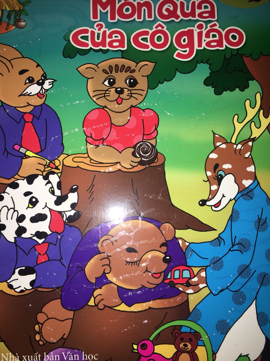 1 Quyển “Món quà của cô giáo” ngoài bìa hơi nhăn. Bên trong ok. 2 quyển “Cây táo thần” và “Cáo thỏ và gà trống giấy không ép lớp nhựa bóng sạch như các quyển còn lại.các quyển Còn lại thì sạch sẽ, bìa bóng đẹp, màu sắc ok. Vì bé nhà mình hơi khó tính nên có chút xíu là ko vui. 3 sao thôi nhé.