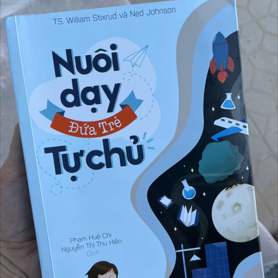 Sách giúp mình thay đổi một số quan điểm dạy con. Mình từng nghĩ rằng mình khá dân chủ,  mà đọc xong mới biết là mình cũng đang mắc một số sai lầm.