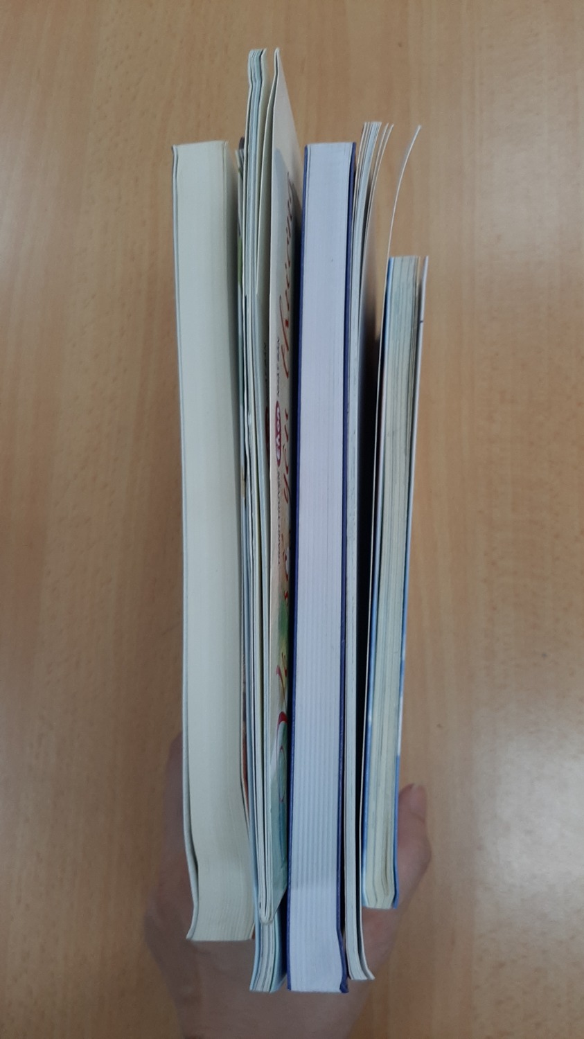 Quá thất vọng về dịch vụ đóng gói, giao hàng của tiki. Sách mình mua chỉ được gói trong hộp móp méo, rách nát, xộc xệch, ko được chèn, lót hay bọc nilon. Dẫn đến toàn bộ mép sách bị gẫy gập, sờn gáy, bìa sách rất bụi bẩn, mình nhận sách mà rất bức xúc, khó chịu . Đề nghị tiki xem lại cách bao gói sản phẩm, dịch vụ như thế này thật thiếu tôn trọng khách hàng.