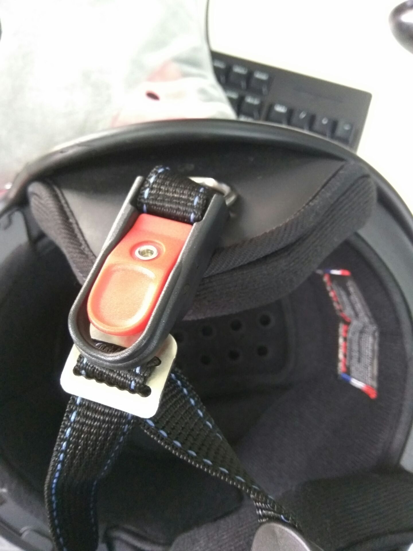 Mũ đẹp lắm nhé,  hàng chính hãng chất luợng tuyệt vời. Kính trong nhìn cảm giác rất dễ chịu.  Các bạn nên mua nha.
Lót êm,  tháo vệ sinh đựơc luôn.  Chắc chắn lắm!