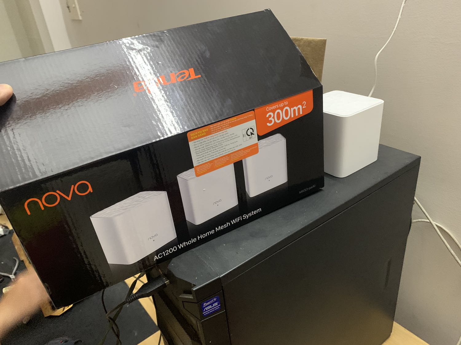 Giao hàng nhanh chóng như thường lệ....
Đóng gói hơi sơ sài
- Ưu điểm: giá rẻ,nhỏ gọn nhẹ, thiết lập nhanh và đơn giản, sóng sánh căng đét, khởi động lại các node hơi lâu
- Nhược điểm: ko có đế gắn các node, app quản lý đơn giản nhưng chậm lag, chuyển node nhiều khi chưa hợp lý

Trong tầm giá nói chung ổn