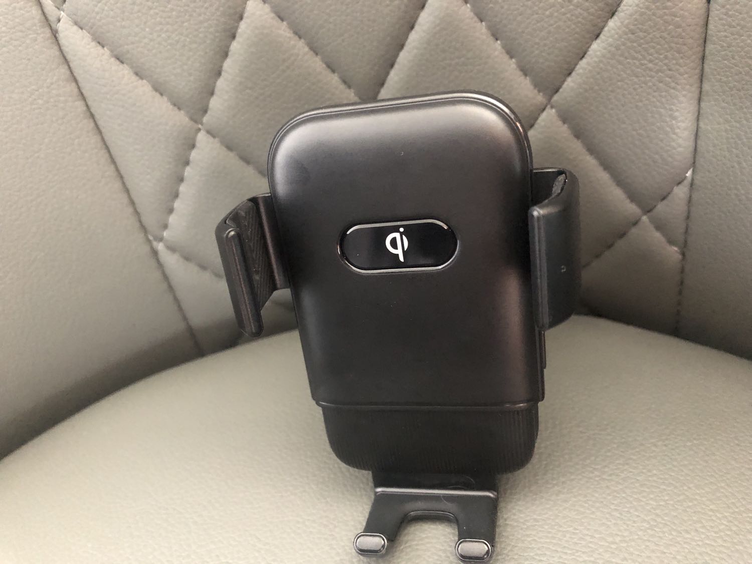 Giữ tốt, sạc thông minh khá tiện lợi chạy đường xa như mình, điểm cộng cho shop tặng kèm đế hít, giá hơi cao nhưng hài lòng về chất lượng sp nhé shop