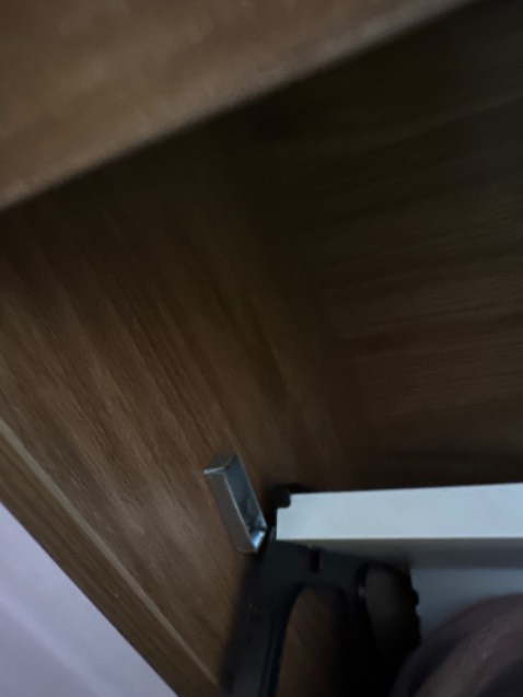 Tủ giày dặn chắc chắn gỗ giày 1,7 ly , nặng và cứng cáp .các hộc đựng giày thể thao nam vừa vặn . Hộc giứa bên trài hơi bị hut nên hơi bị tuột nhưng vẫn còn giữ đc . Ko biết xài trơn tru rồi có tuột không ?