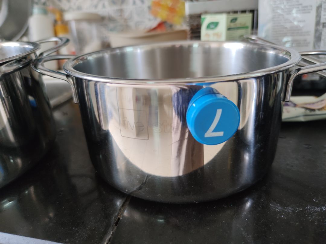 quảng cáo thì là inox 304 đúc liền khối nên tin tưởng mua, dùng 1 thời gian k kiểm tra. mãi sau lấy thử nam châm dính thì dính chặt lắm, chứng tỏ không phải inox 304. Đáy cần pha inox 403 để dẫn từ không nói làm gì, có thể hiểu. chứ thành nồi, tai nồi đều hút chặt nam châm. chứng tỏ treo đầu dê bán thịt ***, không đúng là inox 304 như quảng cáo. bỏ 1.6tr ra mua bộ nồi mà ôm về cục tức vì như bị *** đảo