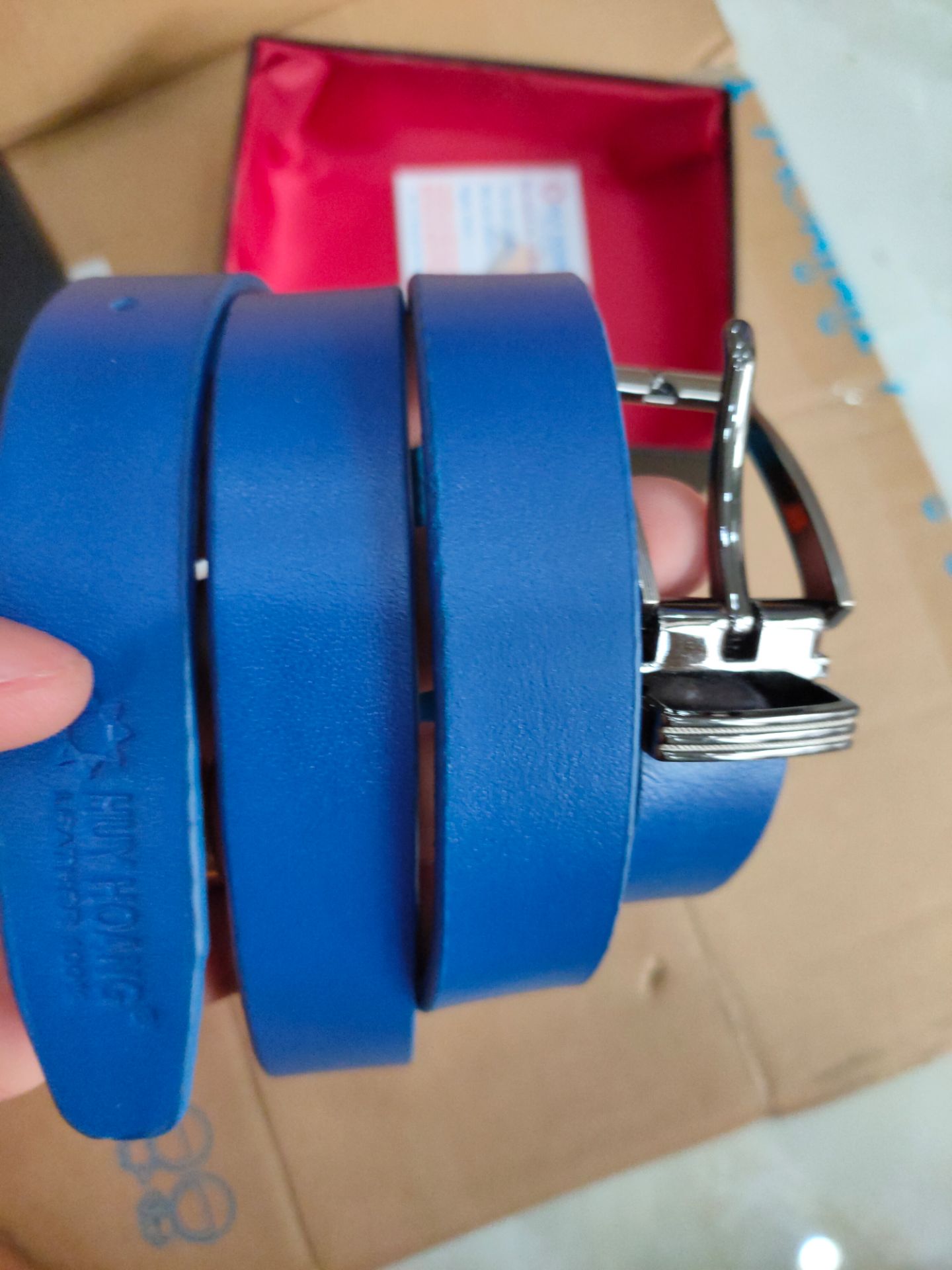 Dây mềm mịn. Rất mềm đẹp lắm da thật... có hộp và thẻ bảo hành đầy đủ.... Sẽ tiếp tục ủng hộ