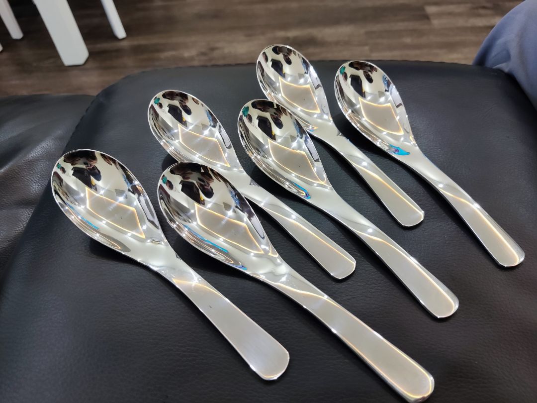 Hàng khá đẹp, dày dặn, bóng bẩy.
Tuy nhiên ở đoạn nối giữa cán thìa và đầu thìa có vết xước. Cả 6 thìa đều bị.
Mình nghĩ nguyên nhân do cách đóng gói. Với giá này thì không nên để chuyện đó xảy ra chỉ vì tiếc vài cái bao nilon.