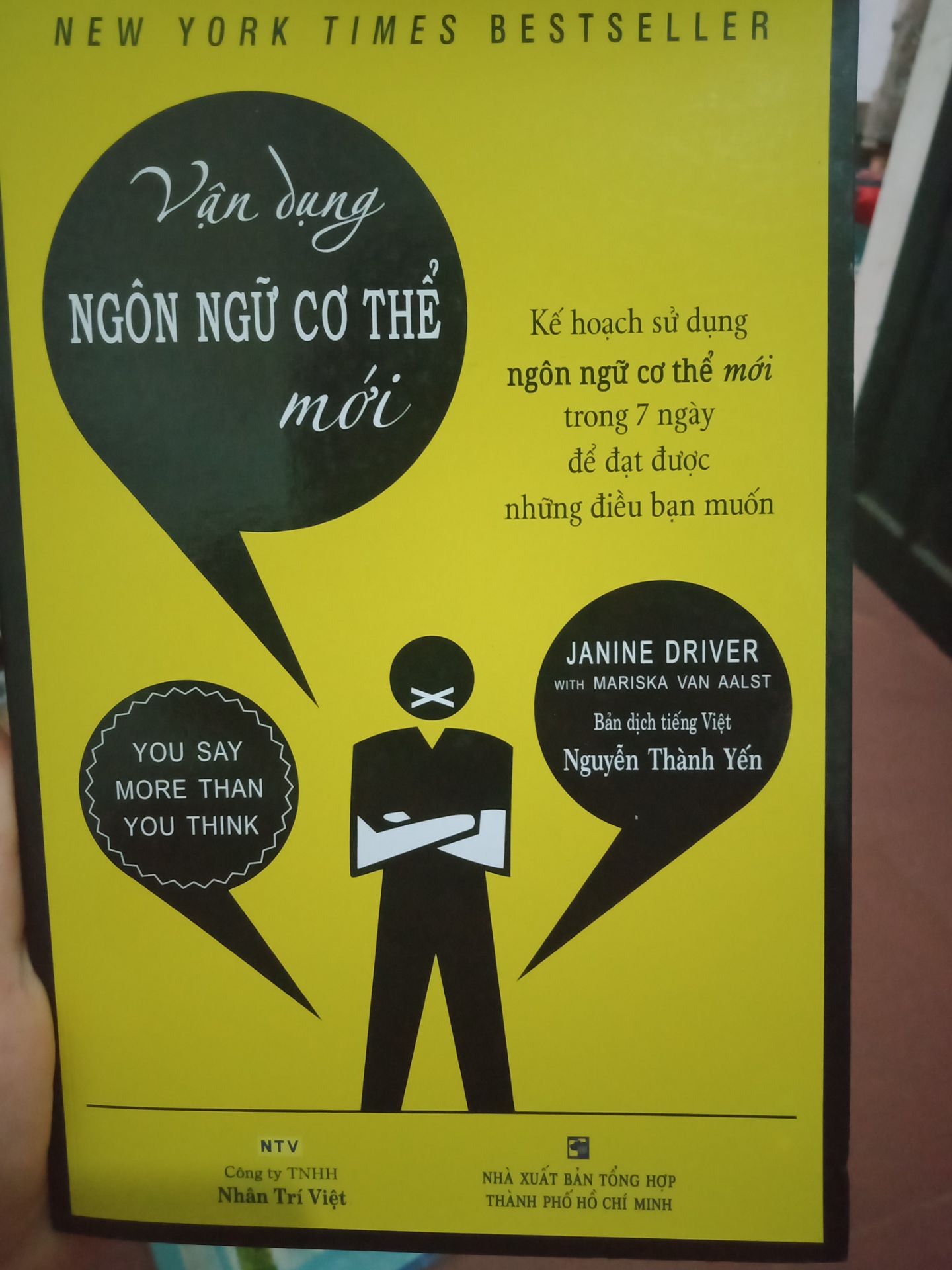 Sách dày dặn, còn mới. Nôụ dung mình thấy tương đối ok.
Tuy nhiên hôm đó mình đặt nhiều sách, bên tiki giao tất cả trong hộp giấy. Lúc mình nhận hộp giấy bị méo, làm sách ảnh hưởng ít nhiều. Mong lần sau shop sẽ bọc sách nhé.
Mình cảm ơn.