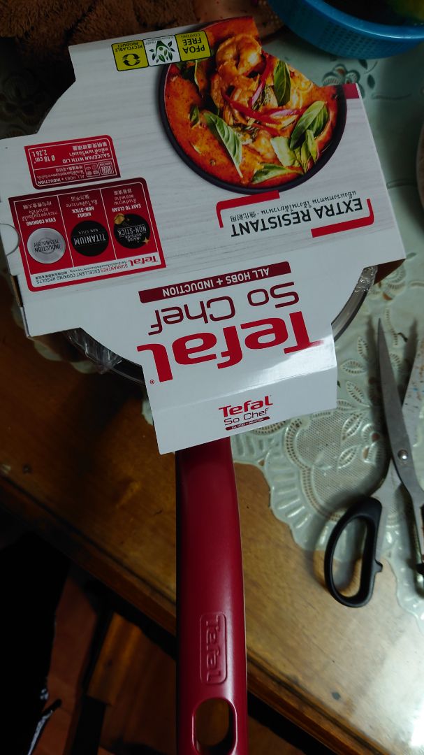 Sử dụng nồi được vài ngày và chờ có quà tặng về mình mới đánh giá cho khách quan. Khi mua bạn phải thấy phần quà tặng ở bên dưới phần mô tả thì mới là có quà nhé. Thêm cả 2 vào giỏ rồi bấm tick cả 2, đặt thành công thì sẽ được tách làm 2 đơn với mã khác nhau. Nồi giao trước thành công thì quà tặng mới bắt đầu được gửi đi cơ. 

Đóng gói và giao hàng của Tiki thì không chê gì rồi. Mỗi cái là nồi giao cho mình bị 1 nốt lõm bên trong nồi như hình, haiz, hơi buồn.

Có bạn trước đó yêu cầu có dán tiếng Việt vào bảng điều khiển thì đến mình mua thấy bảng điều khiển đã có sẵn tiếng Việt rồi nên khi dùng khỏi lăn tăn nữa. Nhà sản xuất có vẻ rất lắng nghe đánh giá khách hàng.

Về các chế độ thì okie, cài đặt sẵn nấu rất tiện và nhanh, hương vị được giữ trọn vẹn hơn. Mình đã thử vài món hầm thì okie lắm nha. Có báo khi khoá nồi hay rút điện nữa.

Cái nồi quánh thì mình chưa dùng,nhưng nhìn khá đẹp, ngoại quan không vấn đề gì.