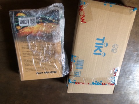 Hàng giao rất nhanh, sách chỉ bị một dấu móp nhỏ. Giấy xốp nhẹ, mỏng nhưng chữ in rõ nét. Mình chưa đọc sách, nhưng mình ấn tượng với tác giả này qua những bình luận trên các diễn đàn nên quyết định mua về đọc.