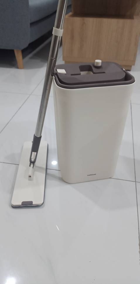 Bộ lau thiết kế thông minh, lau được các vị trí góc sâu, thiết kế đẹp, thanh lịch. Thoạt nhìn thùng chứa hơi nhỏ nhưng tôi đánh giá đủ dùng. Thương hiệu locknlock nên giá khá cao so với sản phẩm cùng loại, nếu bạn là fan của locknlock thì không thành vấn đề.