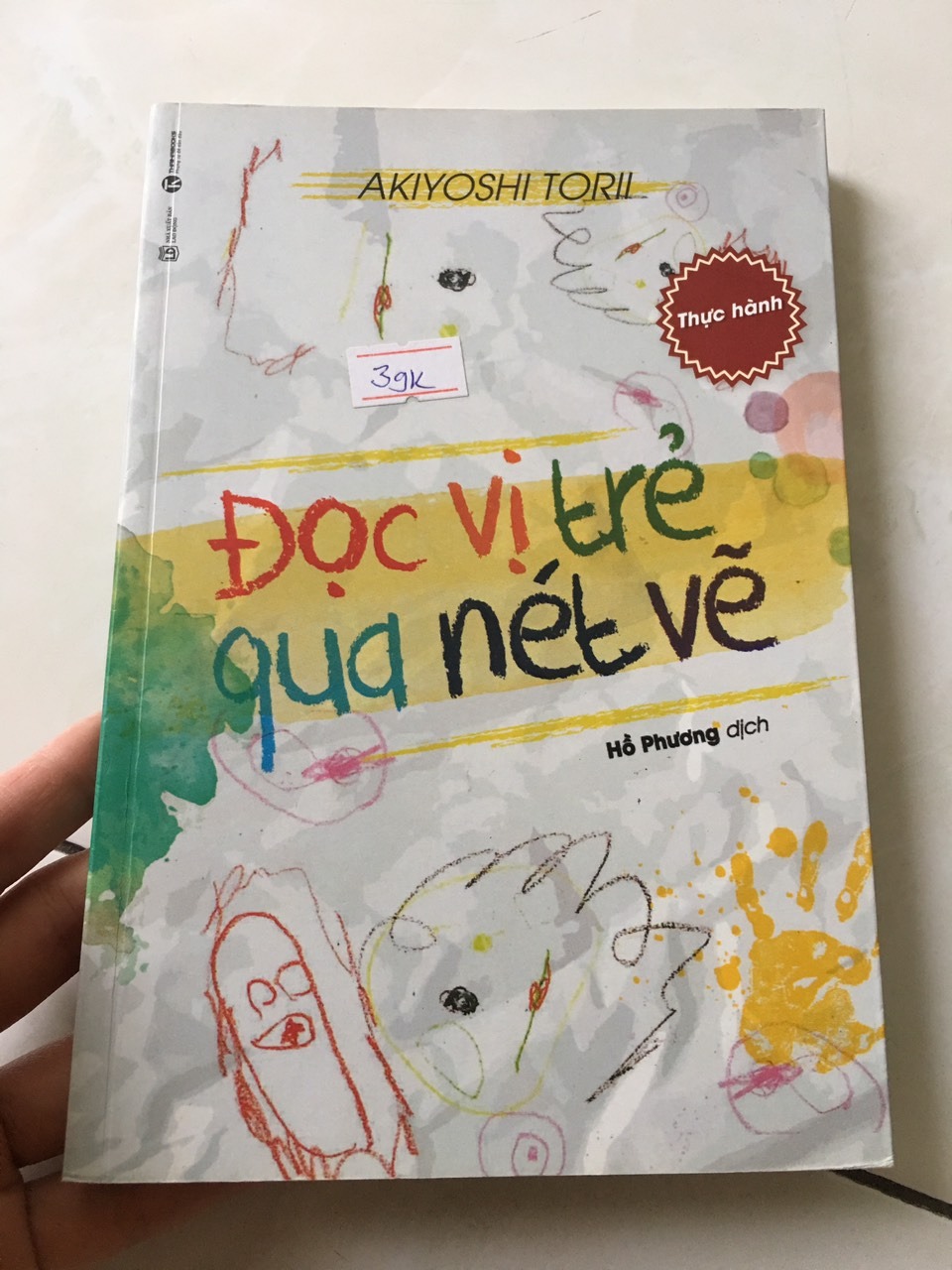 Mình đặt mua sách này có ưu đãi giảm so với giá bìa. Nhưng khi nhận sách mình thấy trên bìa có để giá 39k, và sách này bìa cũ, trầy xước, ngay cả logo Thái Hà cũng bị trầy nhiều. 
Mình đặt giả thiết, sách này từ kho sách cũ của nhà cung cấp, giá bán có thể là 39k thôi nhưng lại được để giá lên thành 45k để bán qua Tiki. Và Tiki thì giảm so với giá bìa nhưng lại không kiểm tra nhà cung cấp và gửi hàng đi, làm mình có trải nghiệm không tốt với dịch vụ của Tiki. Vì mình đọc nhiều comment thì thấy Tiki có vấn đề với việc kiểm tra hàng trước khi gửi cho khách. Nay mình đã gặp trường hợp này!