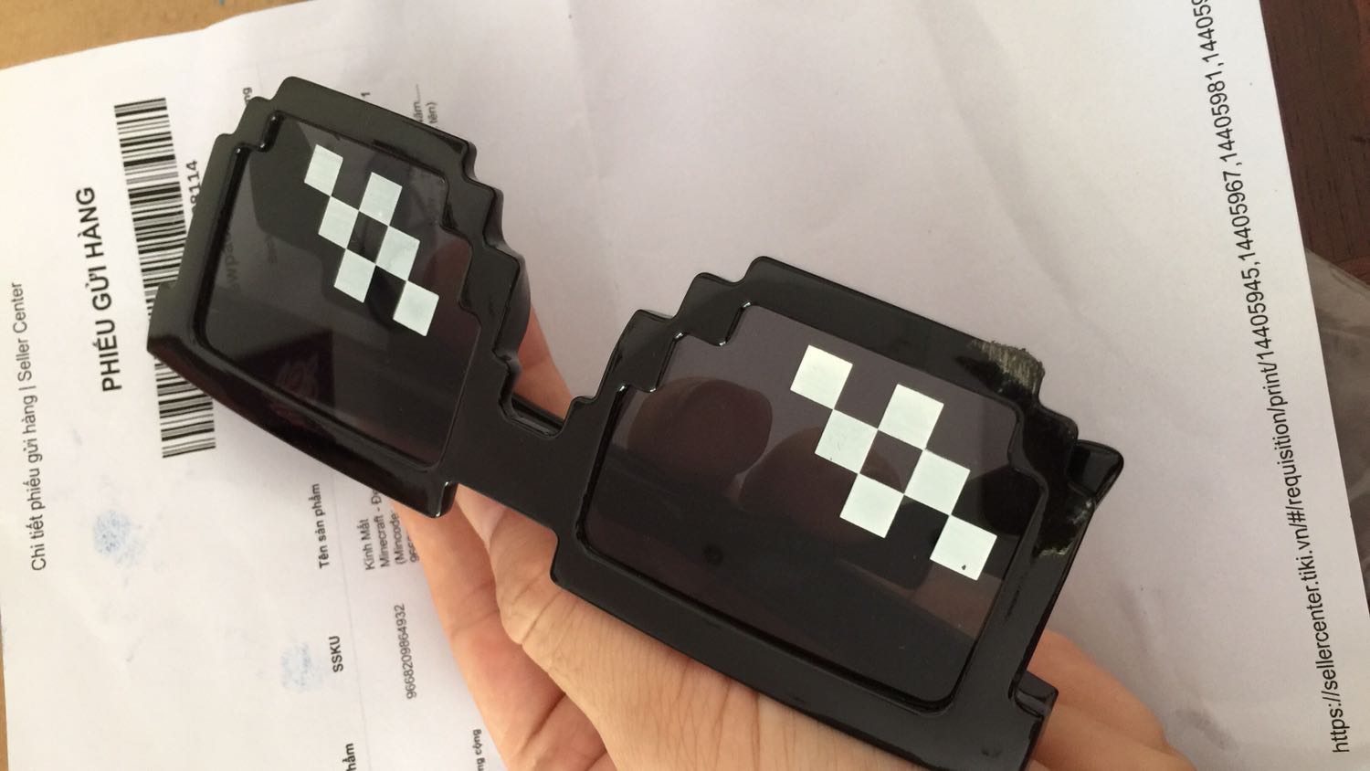 Sản phẩm xấu, xước quá nhiều mà shop vẫn gửi cho khách.