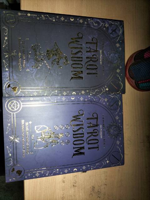 Sách đẹp , tiêu đề ngoài bìa sách còn đc mạ  vàng khá là bắt mắt, các trang sách đc thiết kế khá là đặc biệt , nội dung hay và ổn ,  phù hợp các bạn mới bắt đầu tới các bạn muốn tìm hiểu chuyên sâu hơn nữa , sách còn đưa ra 1 số hình ảnh nhân vật lịch sử , thần thoại để dễ liên kết với các lá bài , sách dày ổn .