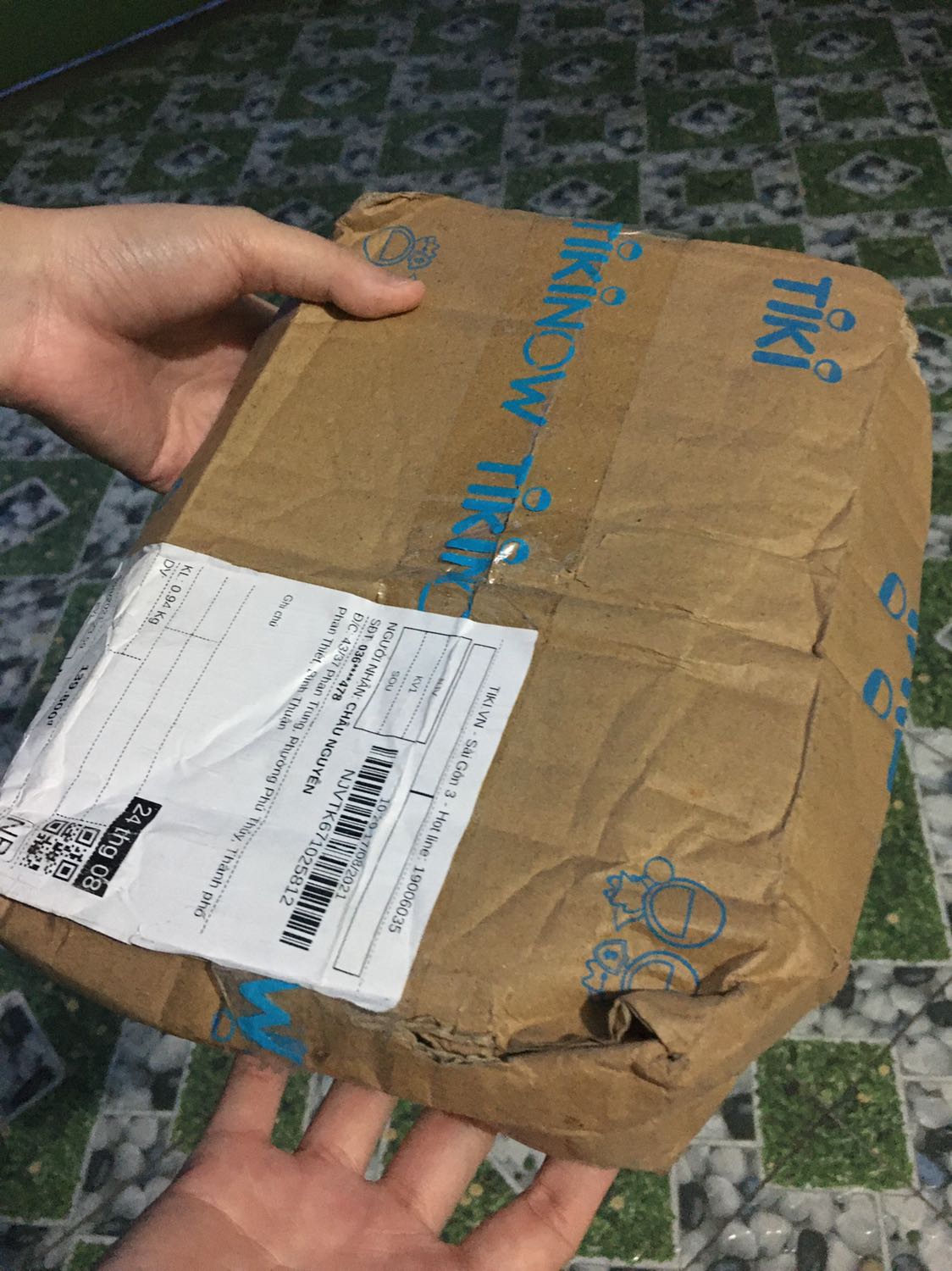 SAO TIKI LÀM ĂN CÀNG NGÀY CÀNG TỆ THẾ ???
Đặc biệt là khâu vận chuyển. Dịch nên giao lâu không bàn tới, mà nhận hàng hộp rách bươm thế này mà cũng giao được à. Đã vậy sách bên trong không hề có lớp lót hay được bọc nilong gì cả. Bụi kinh khủng. Sách thì gãy góc hết. Tiki chọn đơn vị giao hàng quá tệ hại!!!!! SAO TIKI LÀM ĂN CÀNG NGÀY CÀNG TỆ THẾ ???
Đặc biệt là khâu vận chuyển. Dịch nên giao lâu không bàn tới, mà nhận hàng hộp rách bươm thế này mà cũng giao được à. Đã vậy sách bên trong không hề có lớp lót hay được bọc nilong gì cả. Bụi kinh khủng. Sách thì gãy góc hết. Tiki chọn đơn vị giao hàng quá tệ hại!!!!!