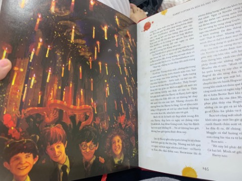 Giao hàng đúng hẹn, đóng gói cũng khá chắc nhưng nhờ thêm cả shipper cẩn thận nữa nên trộm vía sách nhận k bị móp méo gì cả hihi ưng cái bụng lắm ạ phải đọc lại mí đượt