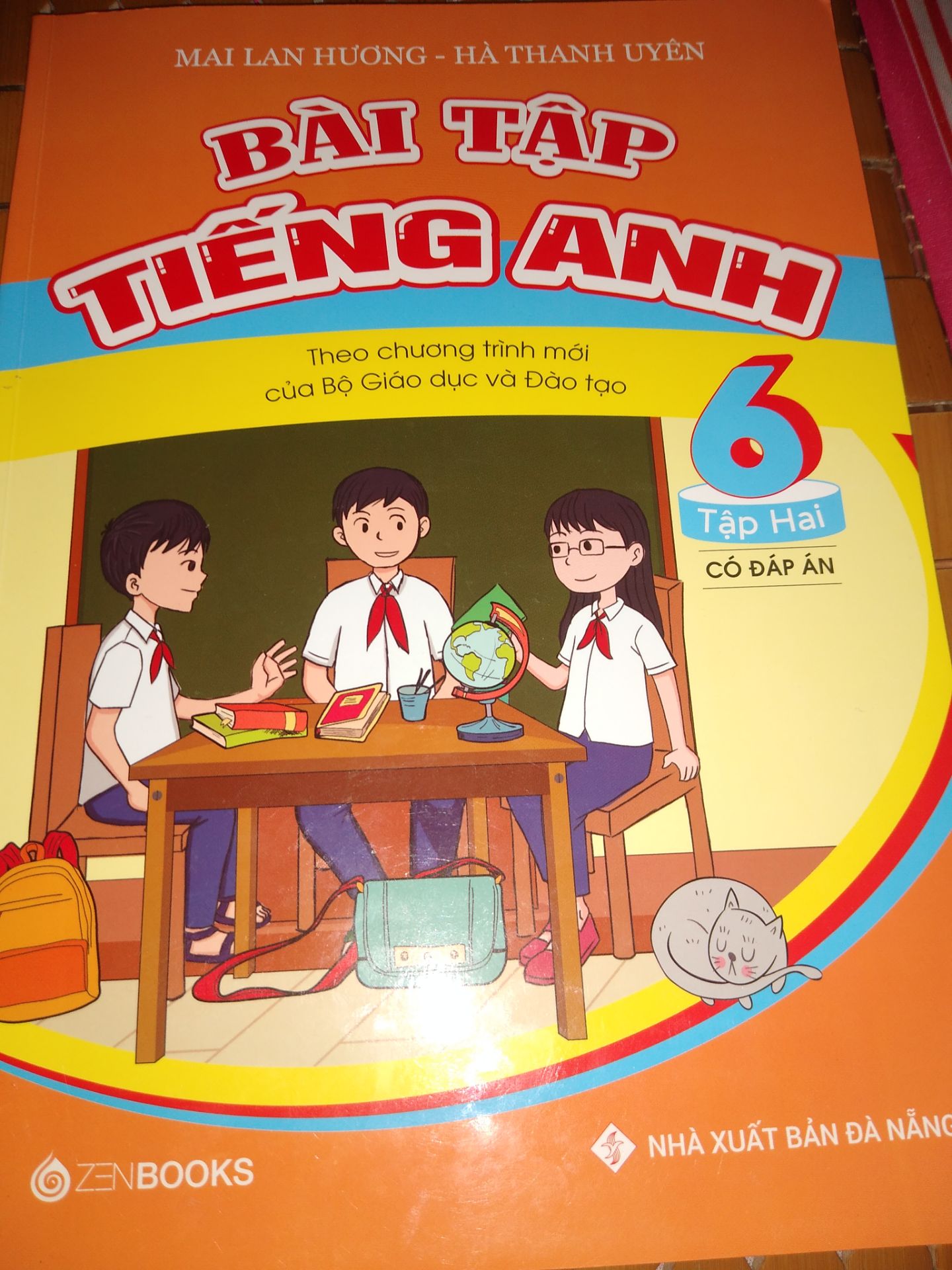 bài tập trong sách thì có trong chương trình sách tiếng Anh mới. Giấy thì dễ viết, khi viết thì mực không thấm qua trang sau  và không lem. Khi làm xong bài tập thì check lại ở phần đáp án cho chắc, nếu như mua cuốn không có đáp án thì cũng có thể lên trường hỏi giáo viên.