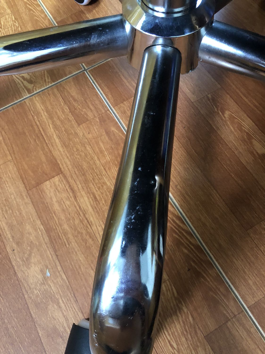 Khá thất vọng vì chân ghế bị trầy xước mất mĩ cảnh dù đã bọc nilon mấy vòng. Riêng phần ốc vít chỗ mặt ghế vì không khớp với miếng kim loại nên không vặn vít đc. Ko biết sau này có rụng rời ra hay không nữa. Trước khi bán ghế shop ko lắp thử hay sao vậy?