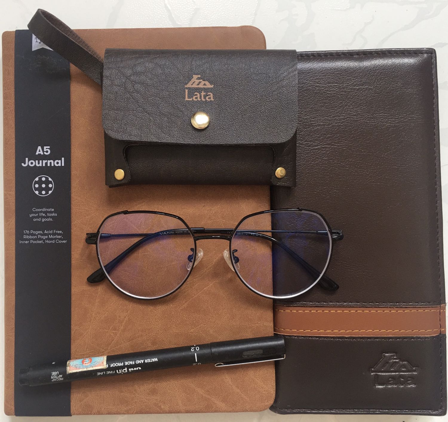 Chất liệu mà form khá ok, nhưng dễ rơi thẻ ra ngoài