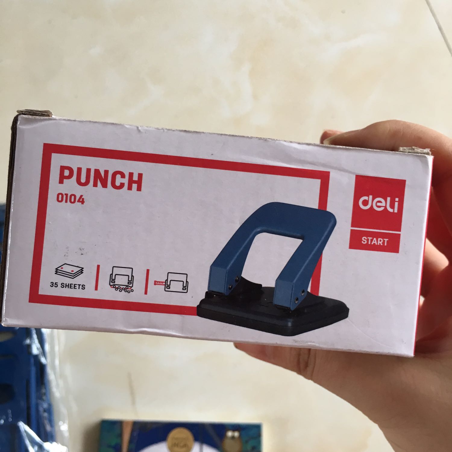 Dập lỗ dày dặn chắc chắn, cầm nặng tay.
Hàng của Deli nên yên tâm chất lượng.