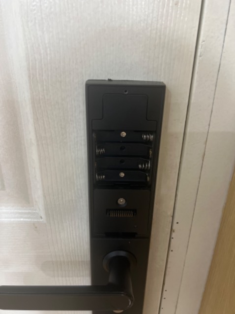 Đã mua và sử dụng được 1 tháng, lắp cho cửa vân tay.
- Sạc ko thấy tự ngắt, để cả 24h vẫn đèn xanh nên ko biết là ngắt chưa
- Lắp pin vào cửa báo ko full pin mà cửa báo 2/3 pin (không bằng mấy viên pin AA không sạc) nhắn hỏi shop thì đc giải thích là pin này 1.2v còn pin AA mua ngoài quán là 1.5v nên thế => cái này ko biết rõ lắm
- Pin dung lượng 2000mah nhưng dùng đc tầm 1 tuần là hết pin, mức độ sử dụng cửa bt không nhiều => hỏi shop trong thời gian đổi trả thì shop bảo phải chứng minh được pin đó là của shop; cái này hơi khó vì mua shop chính hãng rồi nên ko có quay video lại mà có quay thì cũng chẳng biết chứng minh kiểu gì vì ko có serial.
Trên đây là 1 số cái thấy sau 1 tháng sử dụng; note lại để các bác tham khảo trước khi mua.
Nói chung ko hài lòng về sản phẩm lắm.
P/s: Hnay vẫn đổi trả đc nhưng shop yêu cầu chứng minh thì chịu :)) giờ đành 1 tuần sạc lần ko phí 😂