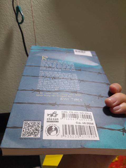 Giao hàng nhanh, shipper dễ thương lắm ạ. Tuy nhiên đóng gói quá ẩu, lúc ship về hộp cũng không còn nguyên vẹn, bên trong cũng chỉ lót 1 tờ giấy mỏng ở phần trên hộp. Quyển Chú bé mang pyjama sọc ở phía dưới cùng nên móp nặng nhất luôn. 🥲