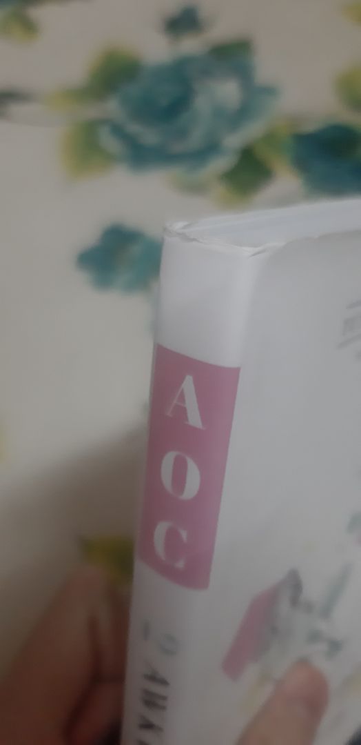 hàng giao thì hơi bị móp ở phần trên 1 chút chắc là do bìa khá mềm, mặt sau còn hơi bẩn nữa, tiki nên chú ý đóng gói hàng cẩn thận hơn nhé. hàng giao thì hơi bị móp ở phần trên 1 chút chắc là do bìa khá mềm, mặt sau còn hơi bẩn nữa, tiki nên chú ý đóng gói hàng cẩn thận hơn nhé.