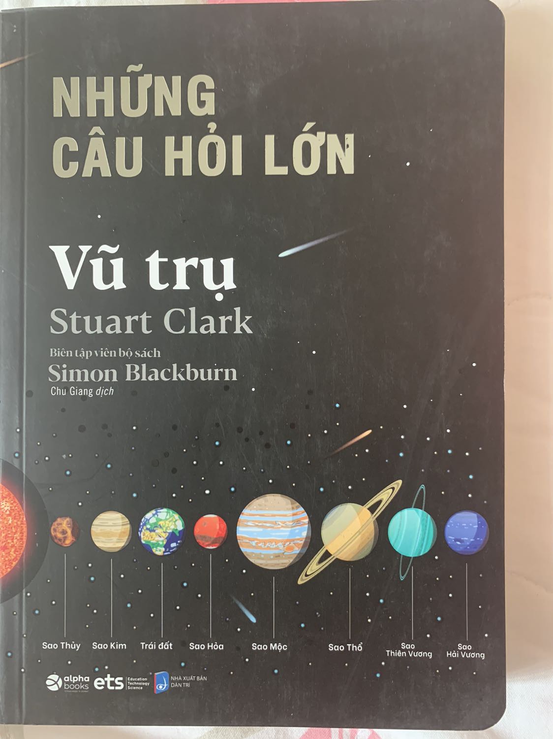 Sách viết rất dễ hiểu, giống như mình đang nghe kể chuyện ý. Mình nghĩ đây sẽ là cuốn sách phù hợp nếu mọi người bắt đầu tò mò về vũ trụ như mình =))) Viền sách đc bo tròn rất là xinh lun, bìa sách design đẹp nhưng hơi bị xước xíu. Nếu ko xước thì chắc là đẹp hơn nhìu đó. À Tiki giao hàng nhanh lắm nhaa