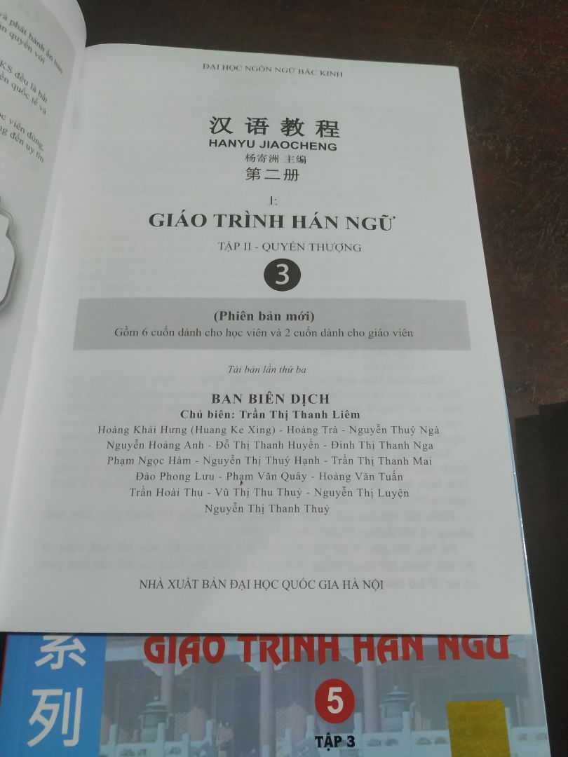 tại sao giáo sách cho mình 6 quyển mà trong đó có 4 quyển là của nhà xuất bản ĐHQG  còn 2 quyển lại là của nhà xuất bản hồng đức. Đặc biết  quyển thượng tập 2 ngoài đề nhà xuất bản hồng đức trong đề nhà xuất bản ĐHQG. mình đang phân vân chất lượng sách này ntn . mỗi cuốn in tại nhà in khác nhau.