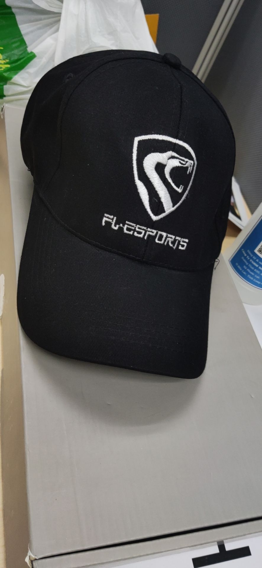 Shop giao nhầm màu rồi ạ. Làm ơn liên hệ mình để giúp đổi hàng gấp đi a. Giao đủ nón khuyến mãi