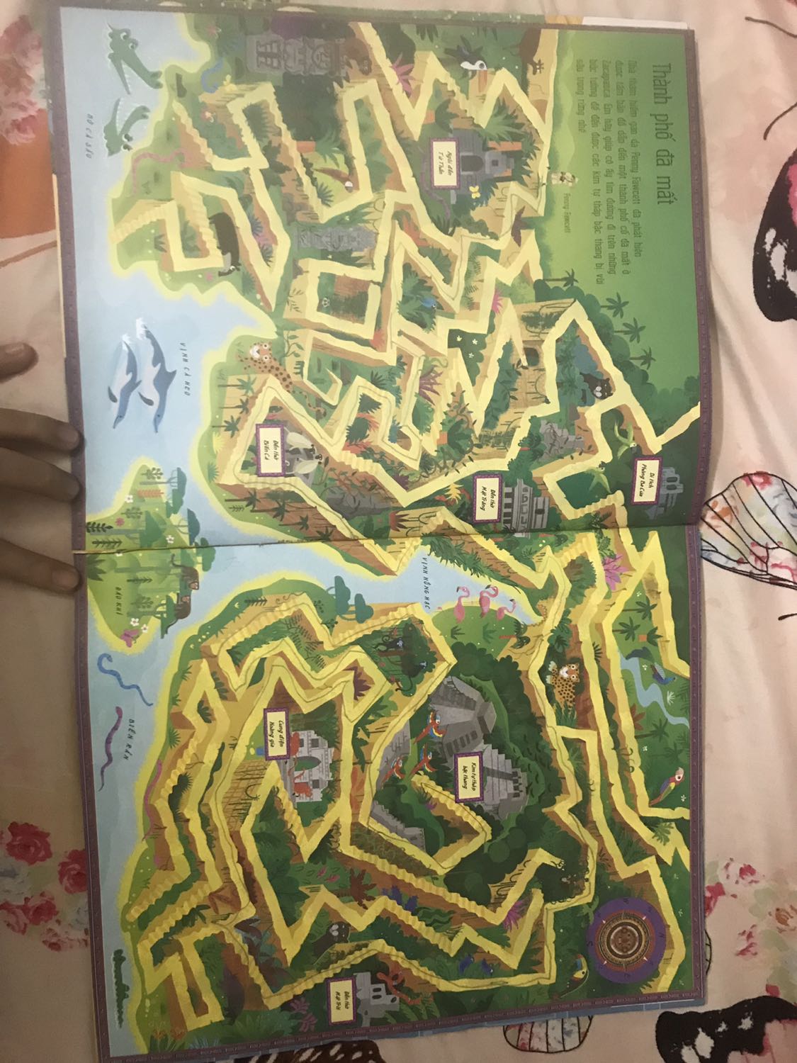 Sách gáy chỉ nên con chơi vài bài là rách tung ra từng tờ rồi.
Nội dung thì ưng, mình đã mua trọn bộ 6 quyển mê cung cho bé