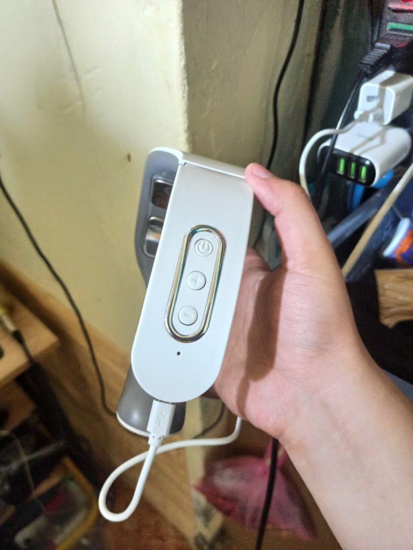 Sạc k lên nguồn, nháy đèn đỏ được cở 2' là tắt luôn. Để sạc cở 3 tiếng vẫn k lên đèn đỏ hay xanh, mở nguồn không lên