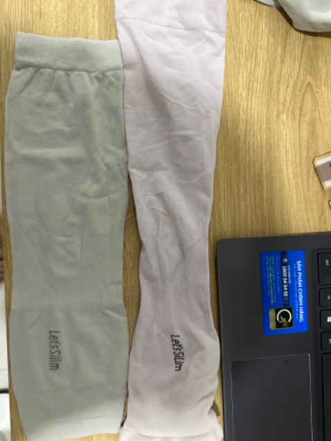 Shop bán hàng giả. Vải mỏng, ngắn, hộp để màu mint nhưng ruột là màu xám. Bao tay màu tím trong hình là bao cũ chính hãng của mình. Shop bán hàng giả. Vải mỏng, ngắn, hộp để màu mint nhưng ruột là màu xám. Bao tay màu tím trong hình là bao cũ chính hãng của mình.