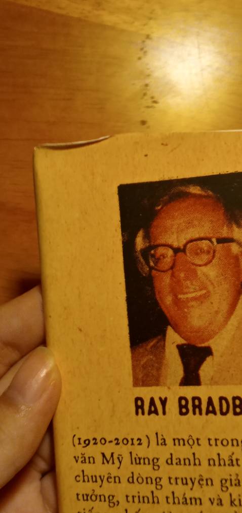 Sách này bìa cứng luôn á mọi người. Bề ngoài thì cực kì đẹp, nói chung sách của nhã nam thì đẹp và chất lượng khỏi bàn rồi. Có điều lần này tiki gói hàng hơi ẩu, làm sách của mình bị như trong ảnh...