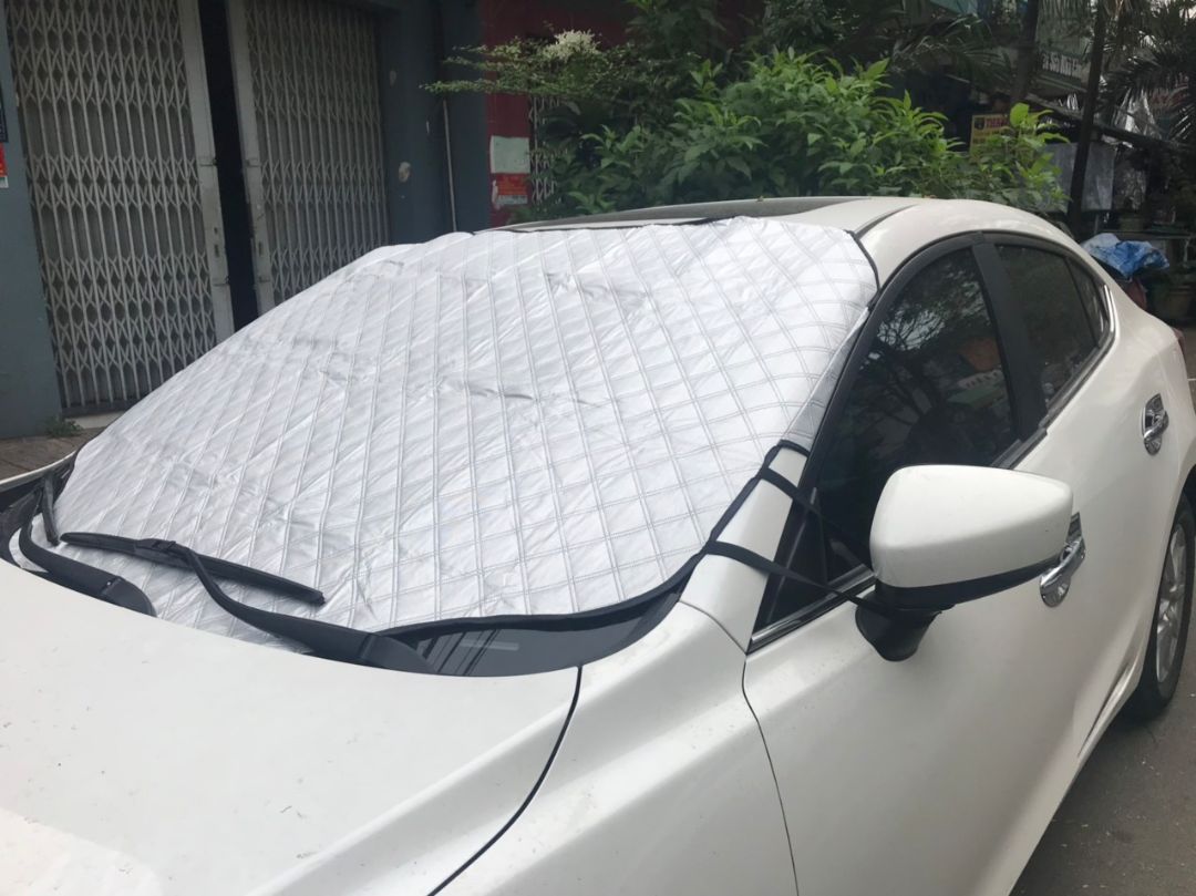 Sản phẩm đóng gói đẹp, tấm bạt dày như sản phẩm. Dễ dàng lắp đặt lên xe, sử dụng xong gấp gọn lại củng khá dễ nên rất thích . Bạt có tai ràng chắc chắn nên không gió bay nữa. Chất lượng sản phẩm tốt