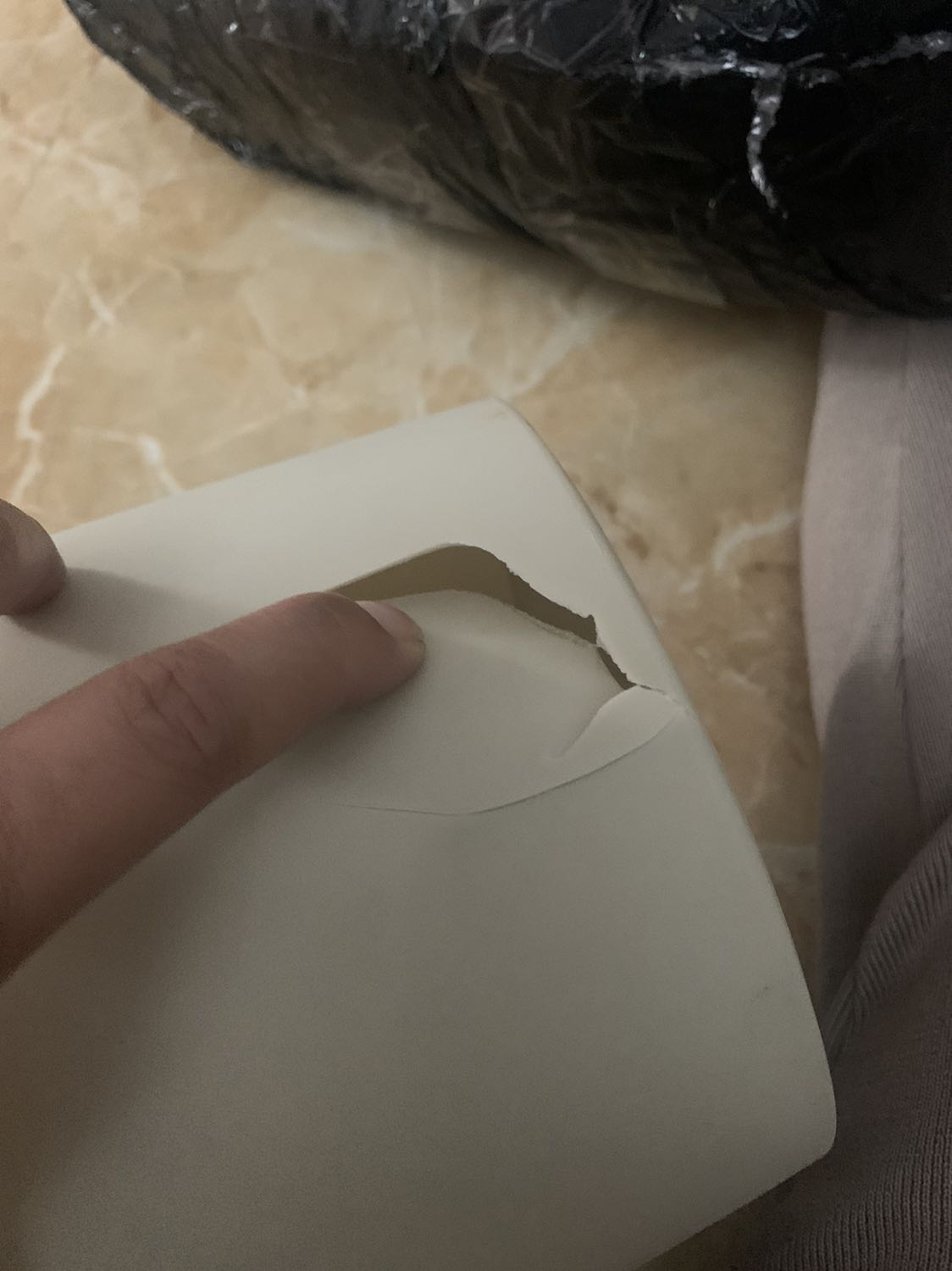 nhận hàng là một cái sọt rác đã vỡ. lần đầu mua hàng tiki mà k hài lòng