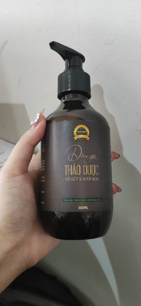 Trước có mua bản dầu gội thường của Ecocare rồi, dùng thấy rất thích. Lần này thấy có bản Premium nên mua luôn. Giá cao hơn chút so với bản thường nhưng trong thành phần có sự khác biệt nên thấy giá hợp lý. Sẽ  review tiếp sau khi sử dụng